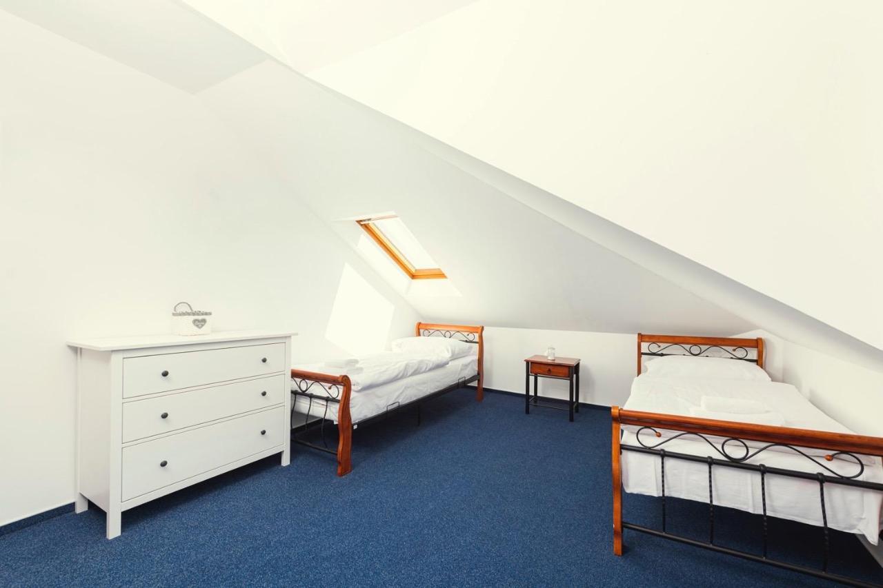 Hotel Ostende Chocerady Екстериор снимка