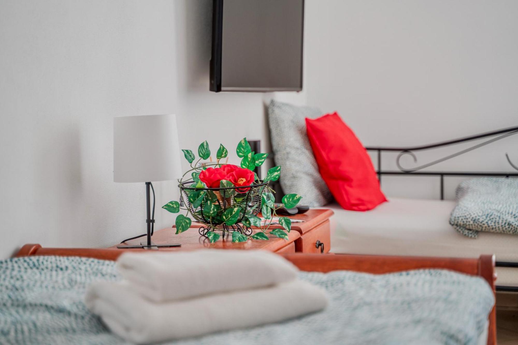 Hotel Ostende Chocerady Екстериор снимка
