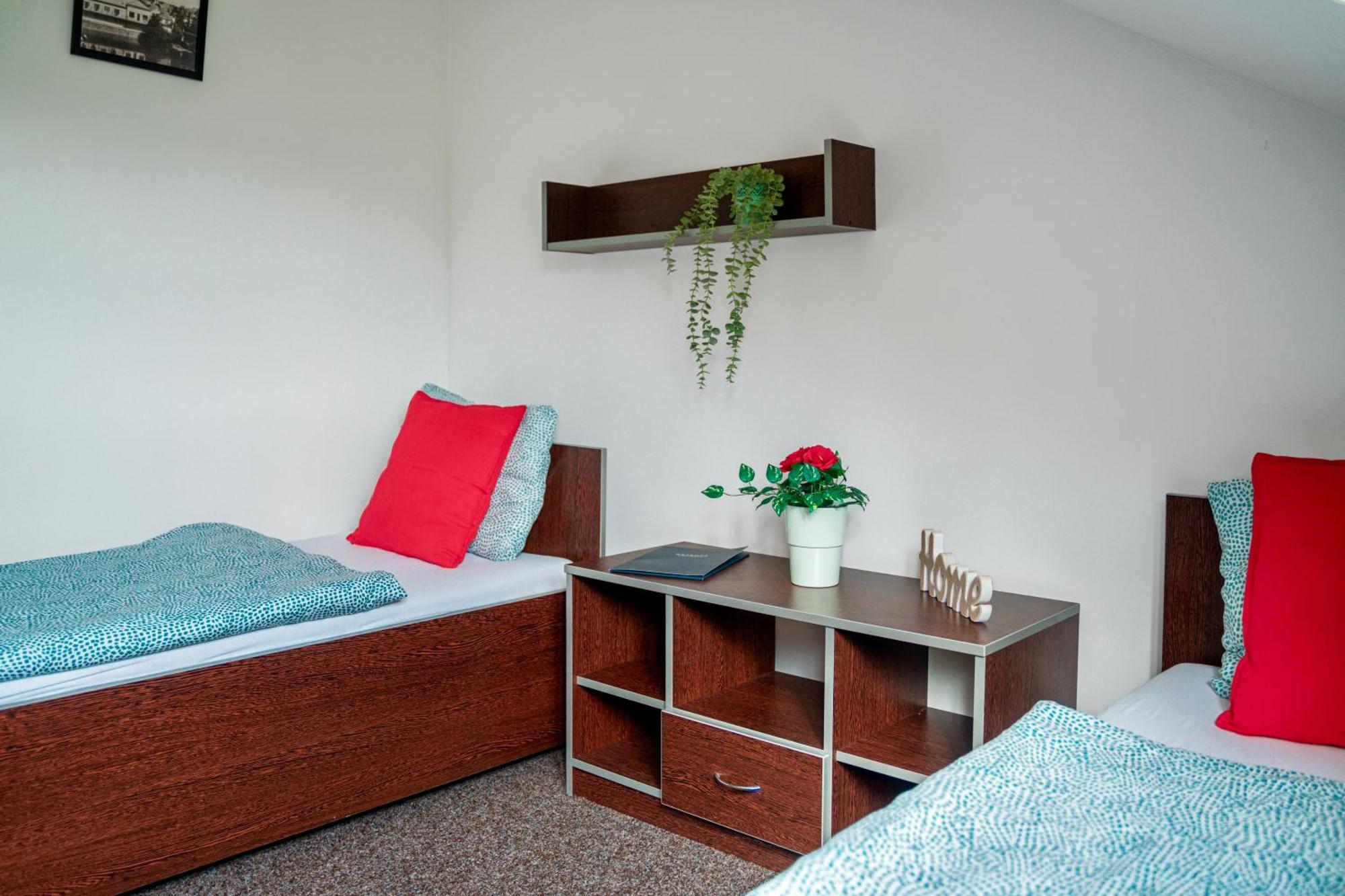 Hotel Ostende Chocerady Екстериор снимка