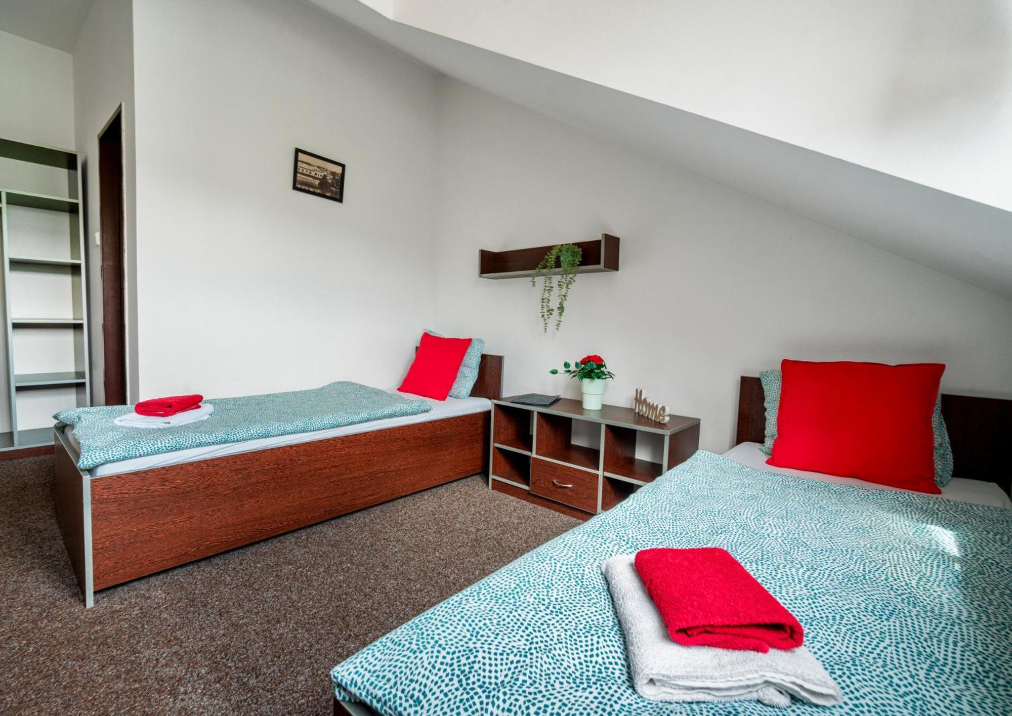 Hotel Ostende Chocerady Екстериор снимка