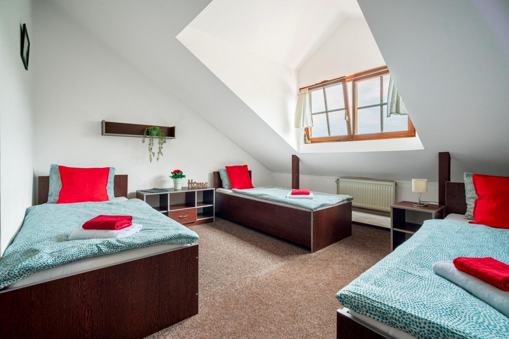 Hotel Ostende Chocerady Екстериор снимка