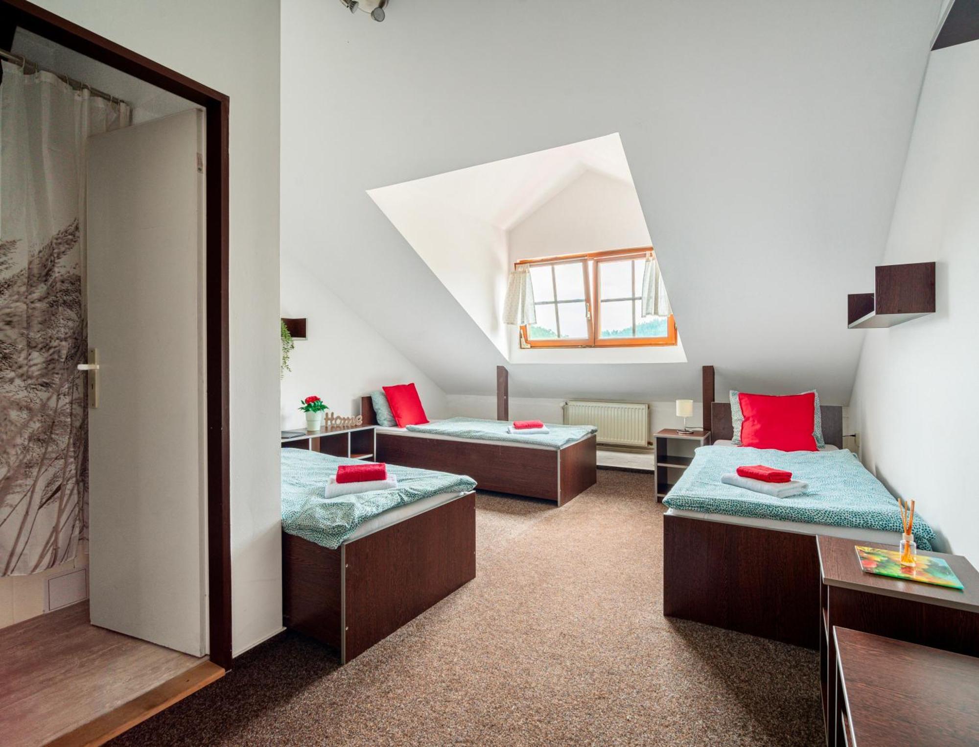 Hotel Ostende Chocerady Екстериор снимка