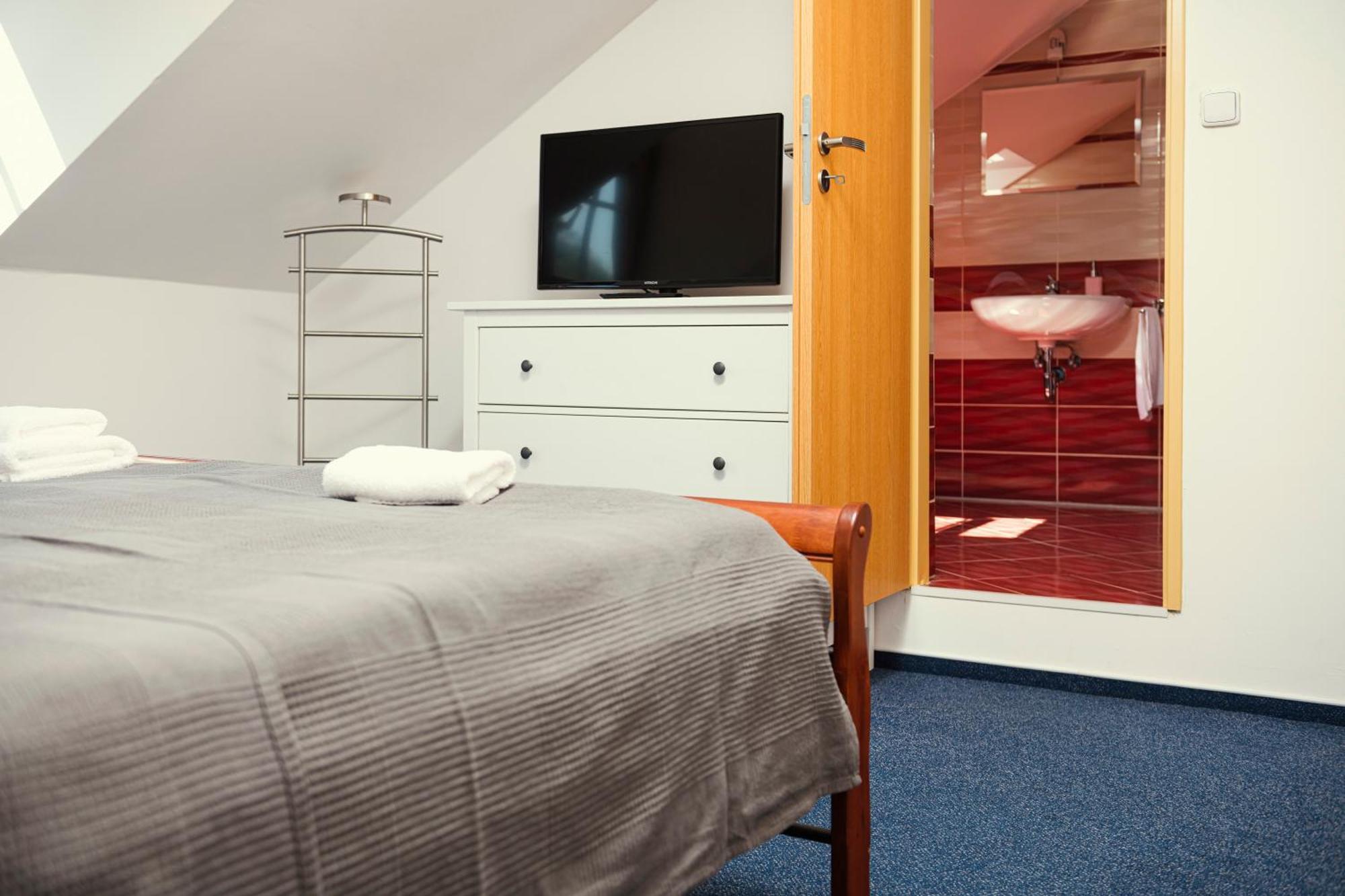 Hotel Ostende Chocerady Екстериор снимка