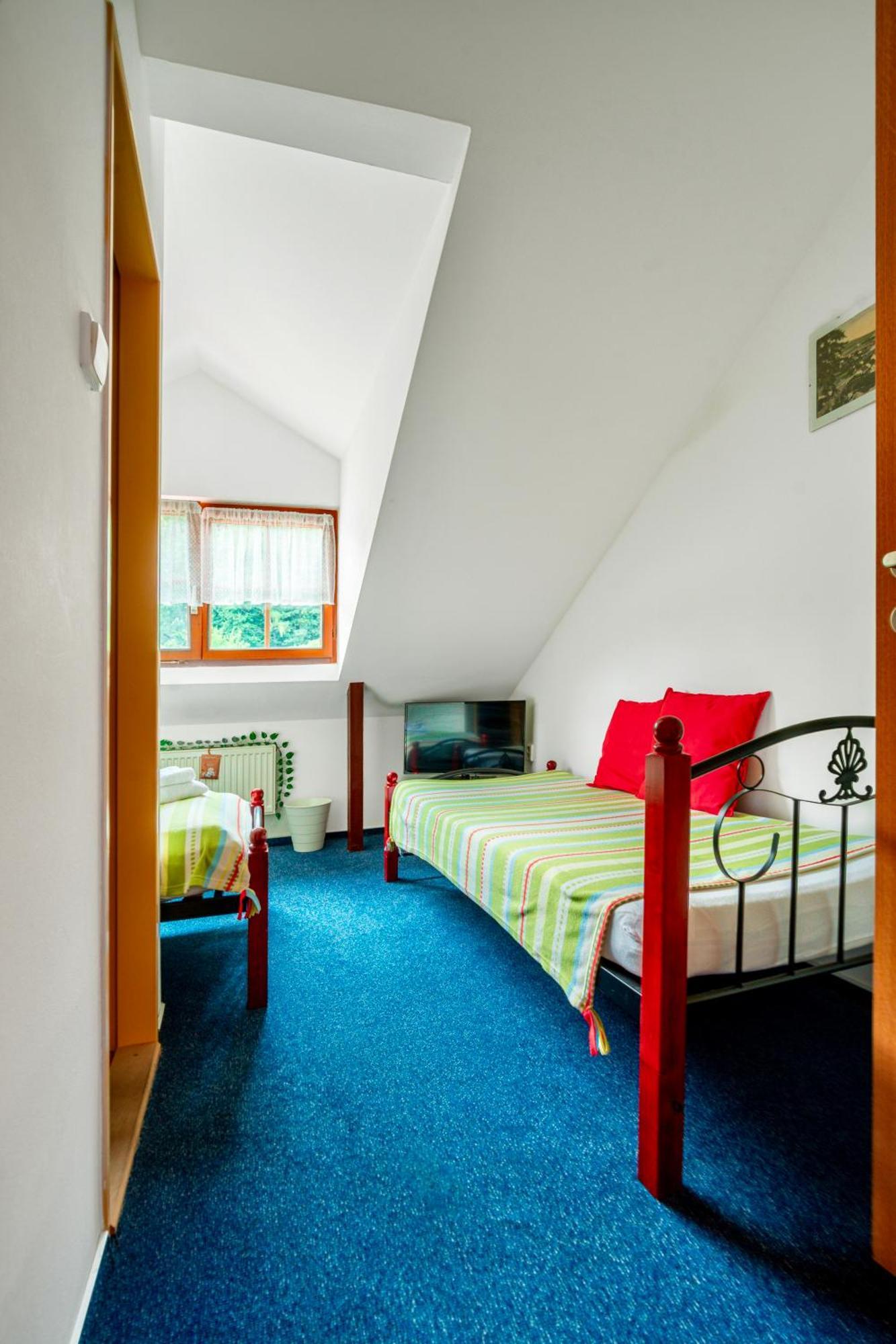 Hotel Ostende Chocerady Екстериор снимка