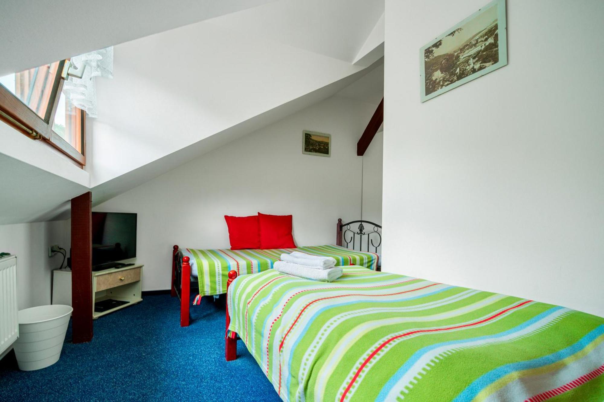 Hotel Ostende Chocerady Екстериор снимка