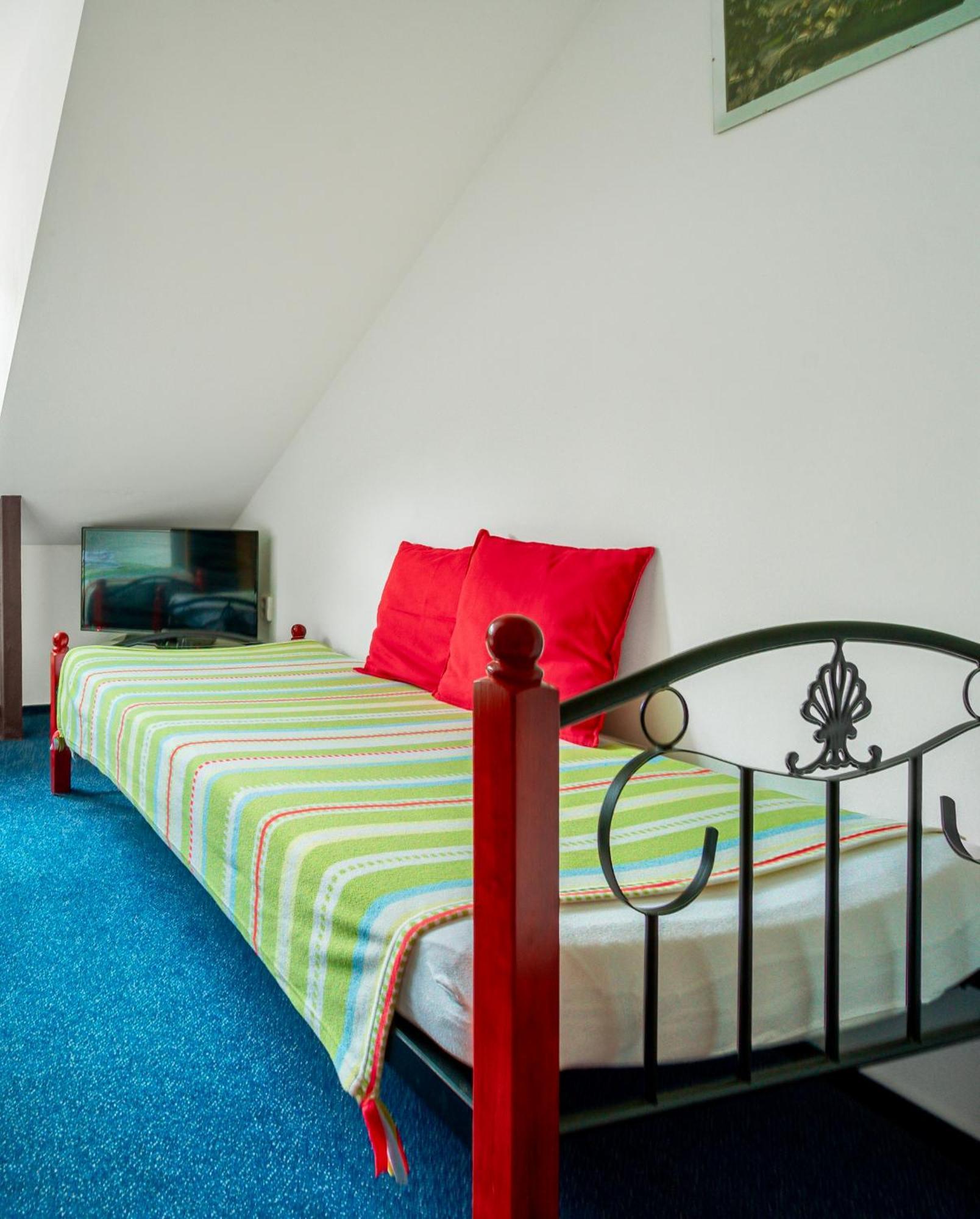 Hotel Ostende Chocerady Екстериор снимка