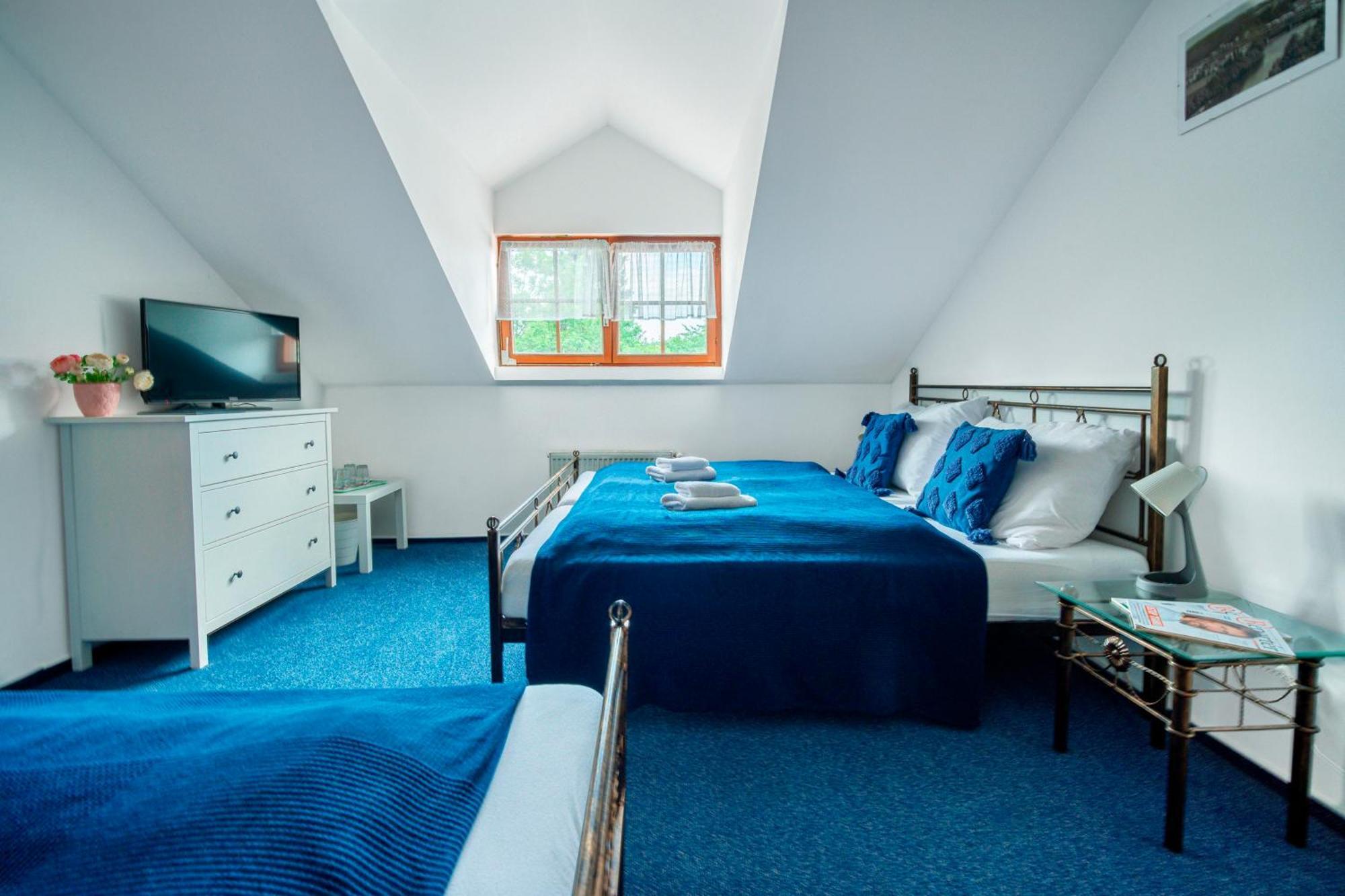 Hotel Ostende Chocerady Екстериор снимка