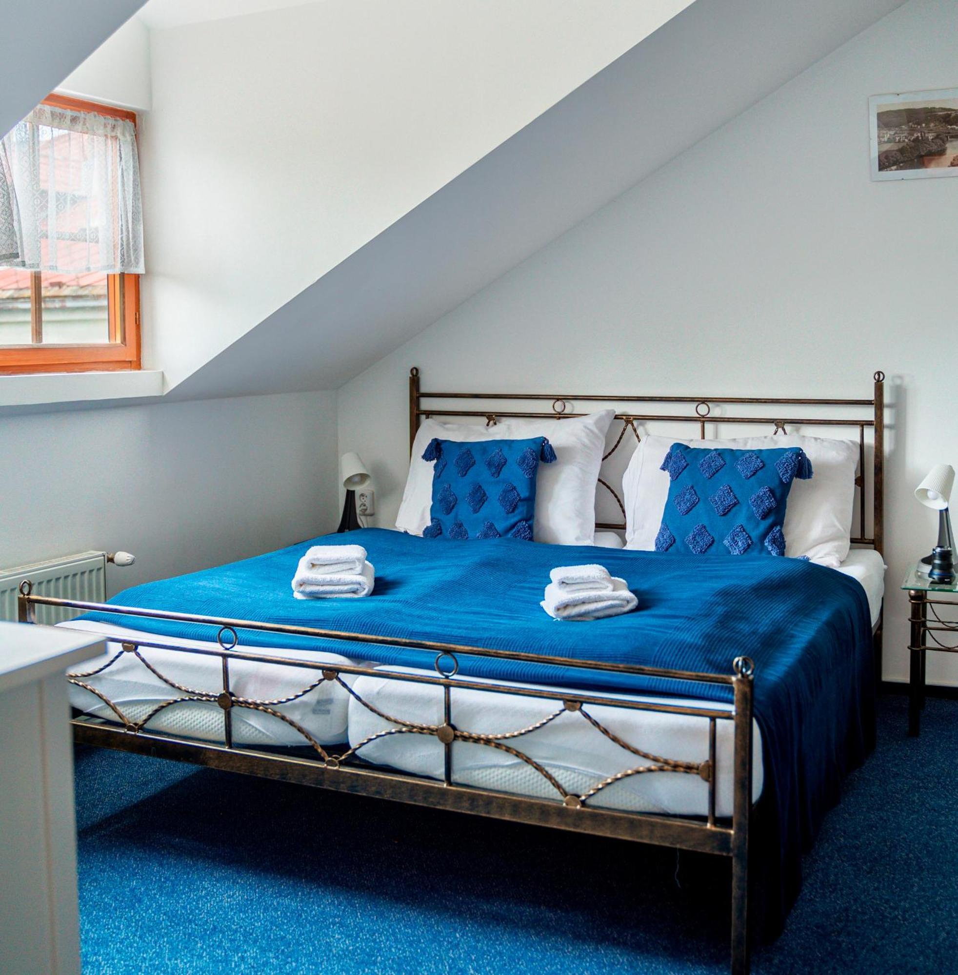 Hotel Ostende Chocerady Екстериор снимка