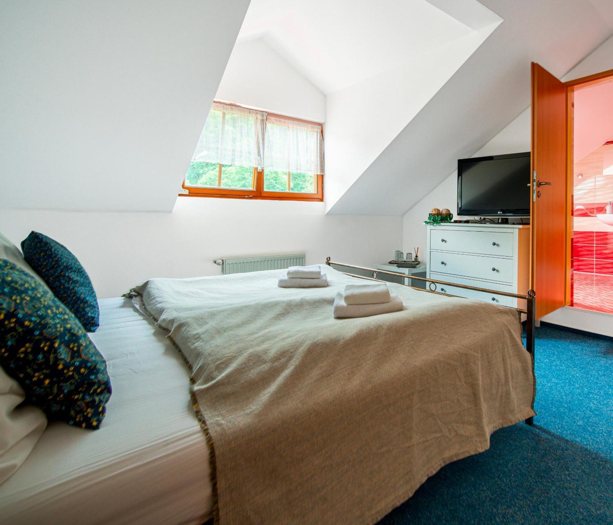 Hotel Ostende Chocerady Екстериор снимка