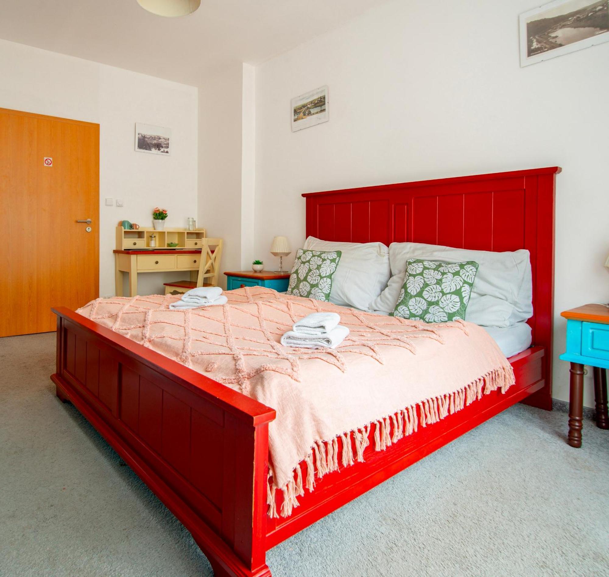 Hotel Ostende Chocerady Екстериор снимка