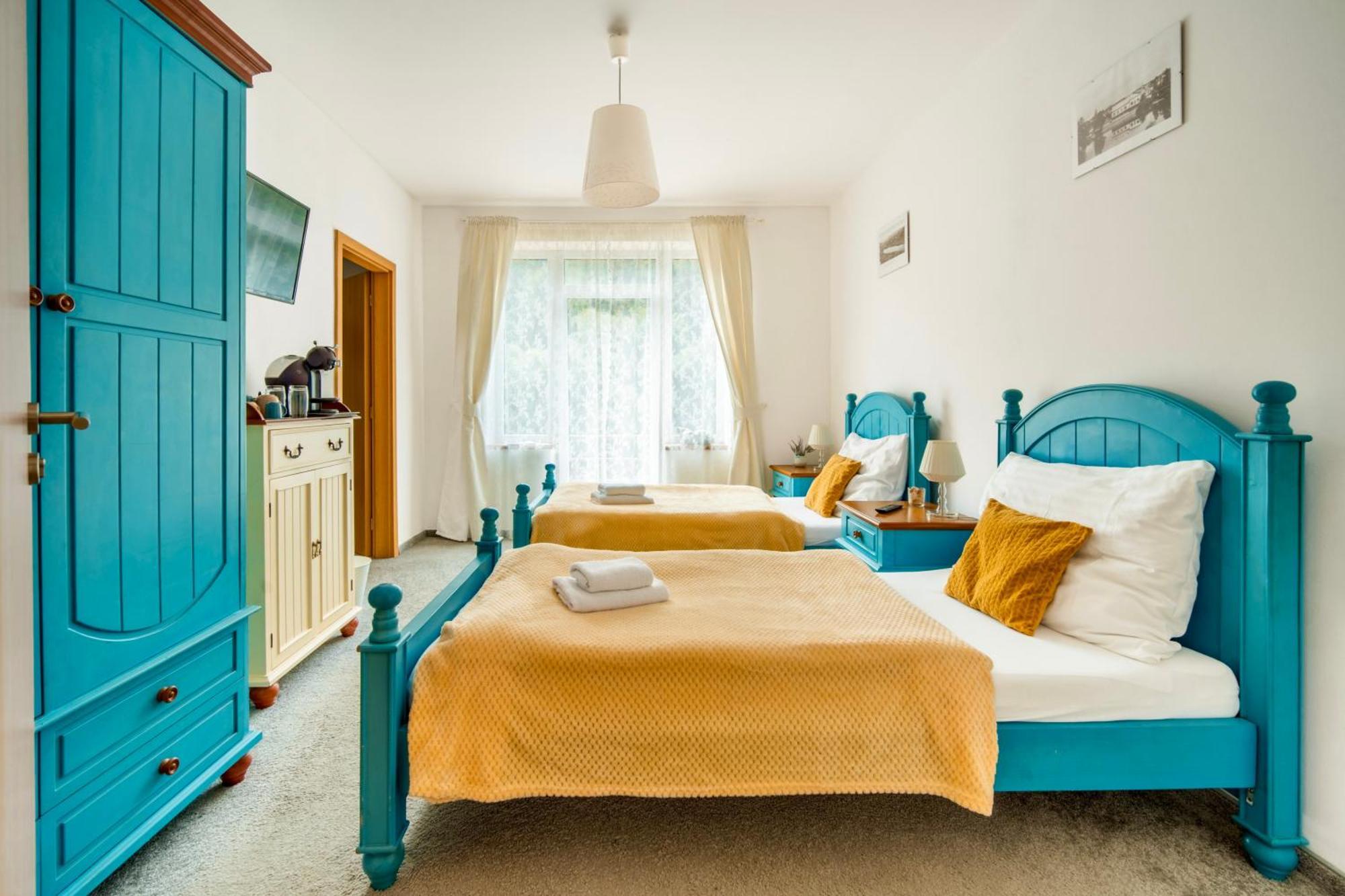 Hotel Ostende Chocerady Екстериор снимка