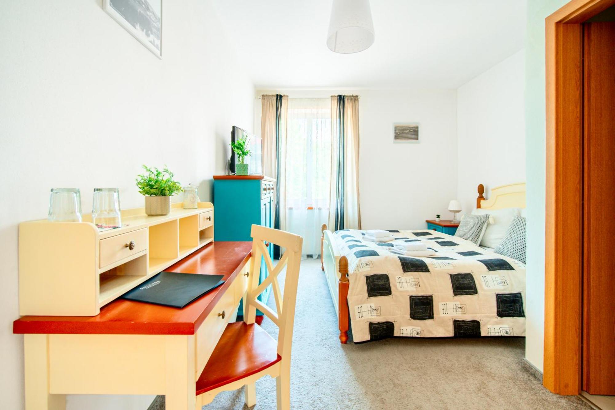 Hotel Ostende Chocerady Екстериор снимка